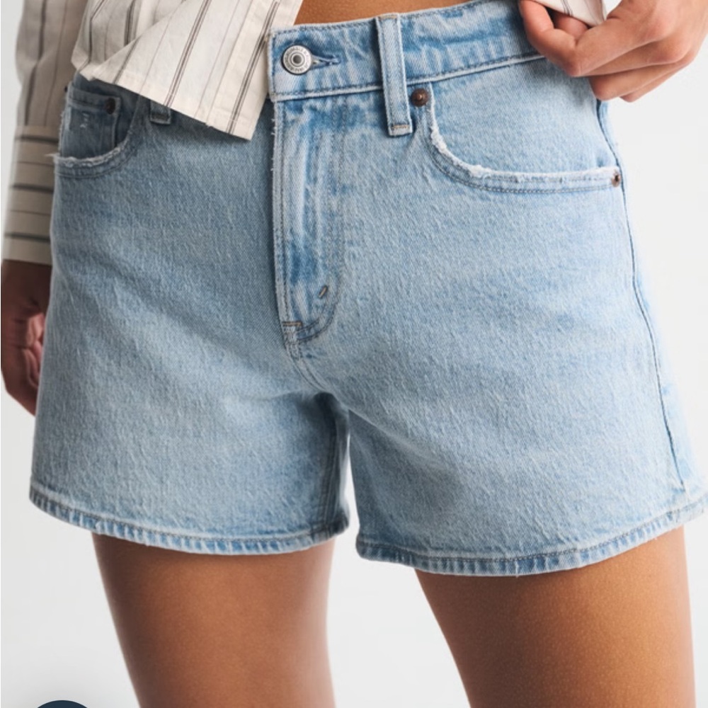 Abercrombie & Fitch The A-Line Short
Mid Rise